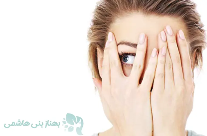 این جراحی با ایجاد یک برش وی شکل (V) و از قسمت بالای واژن شروع شده و در طی آن ناحیه واژینال را بریده و به ناحیه پرینه می رسد. این برش در ادامه به دو طرف حلقه واژن می رسد و در بالای ناحیه مقعد پایان می یابد. پوستی که به شکل الماس بریده شده است، به آرامی و با احتیاط برداشته می شود و برای انجام پروسه بازسازی ماهیچه ها به آرامی عقب زده می شوند.