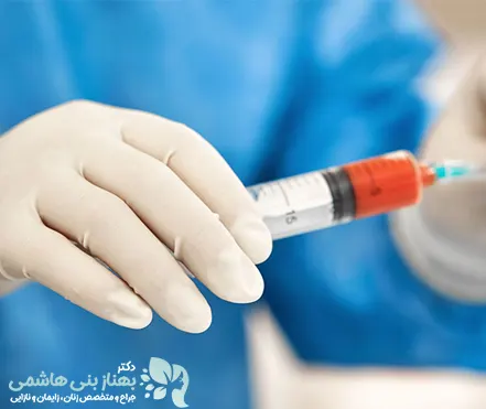 برای انجام پروسه ترانزیشن چربی، بیمار در ابتدا بی حسی دریافت می کند. سپس با دستگاه مخصوصی بافت های چربی مقاوم به مقدار مورد نیاز استخراج می شوند. سیستمی که چربی ها به داخل آن انتقال پیدا می کنند، کاملاً ایزوله و بسته می باشد.